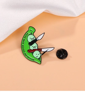 Détail du pin's émaillé en forme de cosse de pois avec texte PEAS WAS NEVER AN OPTION