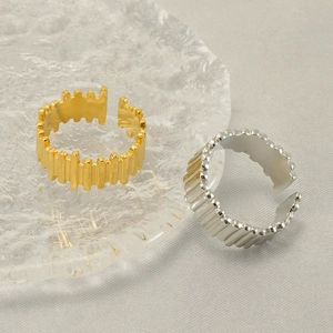 Adjustable stainless steel rings with vertical grooves in gold and silver finishes