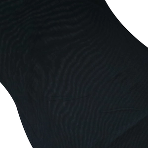 Vue macro détaillée du tissu en maille noire avec motifs ondulés et texture respirante