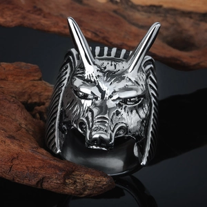 Gros plan d'une bague tête de loup hip hop en métal argenté au style punk gothique