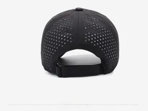 Vista posteriore del cappello da baseball nero con fori laser e cinturino regolabile