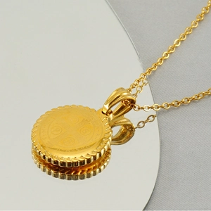 Collier en acier inoxydable doré avec médaille de Saint-Benoît et pendentif embossé vintage