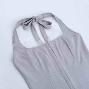 Détail du haut corset gris avec bordure en dentelle blanche et nœud délicat au cou