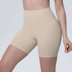 Gros plan détaillé du short de yoga taille haute montrant la texture du tissu respirant