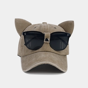 Dettaglio cappello in cotone kaki con orecchie di gatto 3D e occhiali da sole da pilota