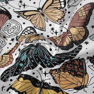 Dettaglio macro della trama boho con farfalle e stelle su tessuto morbido in poliestere
