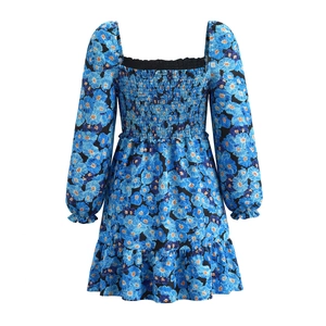 Kleid mit blauem Tintentupfen-Druck, eckigem Ausschnitt und gesmoktem Oberteil