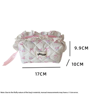 Quilted floral cosmetic bag with pink lace trim and bow design, 17x10x9.9cm dimensions