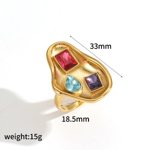 Anello in acciaio al titanio con zirconi colorati e texture martellata, larghezza 33 mm