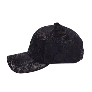 Détail de la casquette avec texture jacquard à nervures de feuilles et structure 6 pans