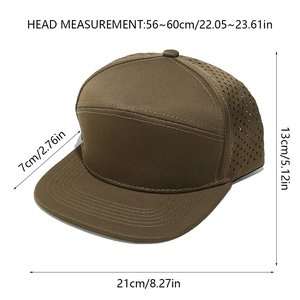 Detalle de gorra marrón de visera plana con agujeros cortados por láser y perfil lateral