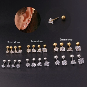 Détails de boucles d'oreilles en zircon 3-5mm, formes étoile et cœur sur fond noir texturé