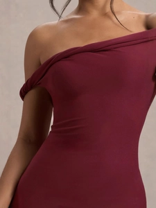 Robe moulante élégante bordeaux à une épaule avec détail froncé et coupe ajustée chic