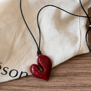 Collana con ciondolo a cuore rosso con cordoncino nero regolabile su custodia beige