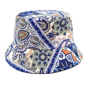 Détail de l'imprimé cachemire et mandala sur le chapeau bob en coton réversible