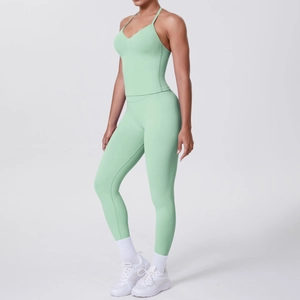 Detailansicht des mintgrünen Yoga-Sets mit High-Waist-Hose und Sport-BH mit Trägern
