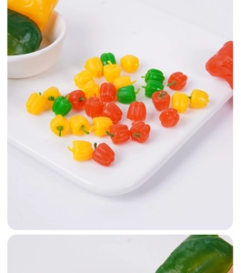 Pimientos miniatura para casa de muñecas en rojo, amarillo y verde en un plato