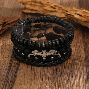 Pulsera punk multicapa de cuero para hombre con colgante de murciélago plateado