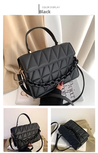 Détails du sac bandoulière matelassé noir avec motif triangle et chaîne décorative chic