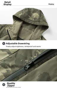 Detail van camouflagejas met verstelbare capuchon met trekkoord en een kwaliteitsrits