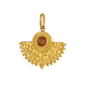 Détail du pendentif doré en forme d'éventail avec texture martelée et pierre orange