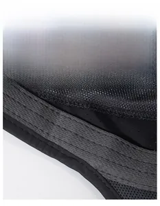 Détail du tissu en maille respirant et de la large bande anti-sueur de la casquette