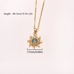 Primer plano del collar de sol de oro de 18K con piedra de ópalo y circonitas claras