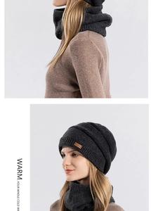 Détail du lot bonnet en tricot et tour de cou d'hiver avec écusson en simili cuir