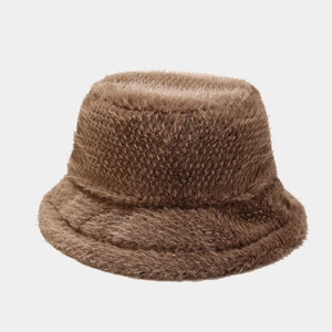 Gros plan sur la texture épaisse en fausse fourrure marron chocolat de ce bob élégant