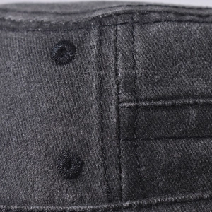 Détail du chapeau militaire avec doubles coutures renforcées et œillets brodés