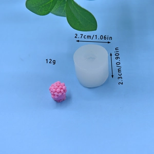 Makroansicht der Silikonblumenform mit 2,7 cm Durchmesser und fertiger Blütenblattstruktur