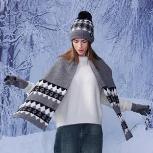 Winter-Set aus Strickmütze, Schal und Handschuhen mit geometrischem Gebirgsmuster-Design