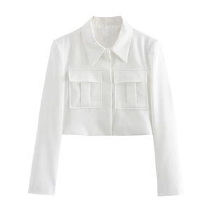 Giacca corta bianca da donna con revers e ampie tasche applicate con patta