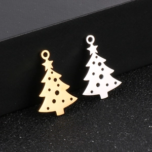 Dettaglio di ciondoli a forma di albero di Natale in acciaio inossidabile oro e argento