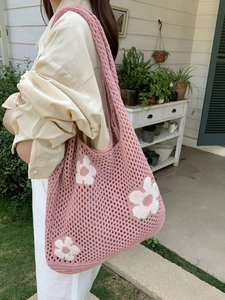 Rosa gehäkelte Stricktasche mit weißem Blumenmuster und hohlem Mesh-Sommer-Schulterdesign