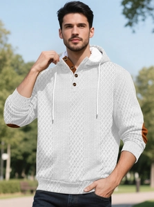 Détail d'un sweat à capuche blanc avec texture jacquard et coudières en daim marron