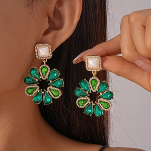 Orecchini a fiore con cristalli verdi e perle quadrate dal design vintage di lusso