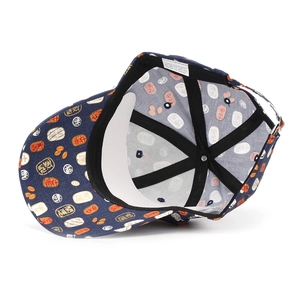 Vue intérieure de la casquette en coton bleu marine montrant la doublure et la broderie