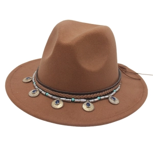 Cappello di lana marrone a tesa larga con fascia etnica di perline e ciondoli turchesi