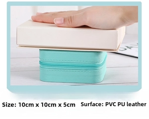Détail de la boîte à bijoux turquoise 10x10x5cm en cuir PU résistant à la pression et velours