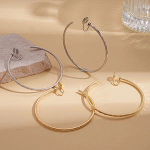 Matte runde Clips-Ohrringe mit 18k Gold und Silber Beschichtung und Textur