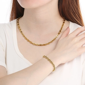 Vue détaillée d'un ensemble collier et bracelet dorés à maillons groin de porc