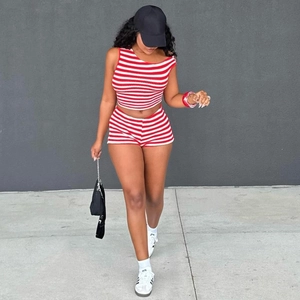 Détail d'un ensemble tricoté rayé rouge et blanc avec haut asymétrique et short taille haute
