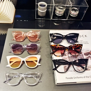 Collezione di occhiali da sole cat-eye alla moda in vari colori esposti su un libro