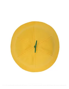Vue de dessus d'un bob en coton jaune avec un bourgeon de feuille verte décoratif