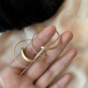Minimalist golden matte C-shape spiral hoop earrings for a stylish everyday commute