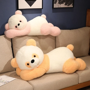 Détail de housses de panda en peluche rose et orange sur un canapé beige douillet