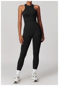 Détail de la maille côtelée noire sur le haut à dos nageur sans couture et le legging taille haute