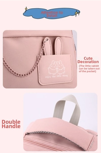 Dettaglio dello zaino rosa con tasca a coniglio carina e doppie maniglie resistenti.