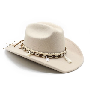 Détail d'un chapeau de cow-boy en feutre avec corde tressée, coquillages et franges blanches